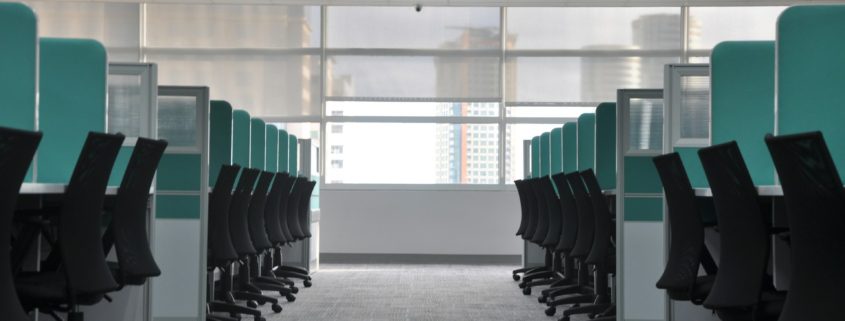 Dagschoonmaak vs avondschoonmaak: wat past beter bij jouw bedrijf?